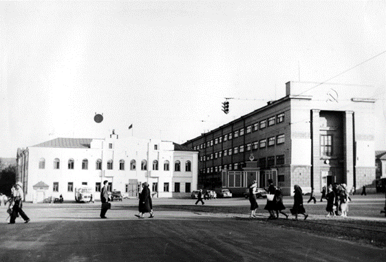 Перекресток площади Революции и площади Ленина